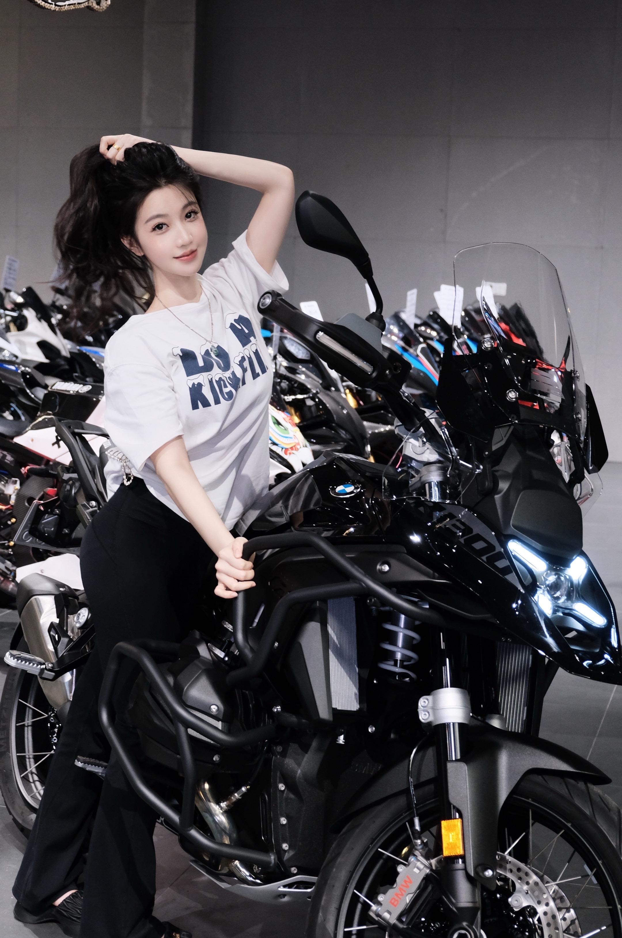 【宝马 R1300GS ADV】极致座驾。