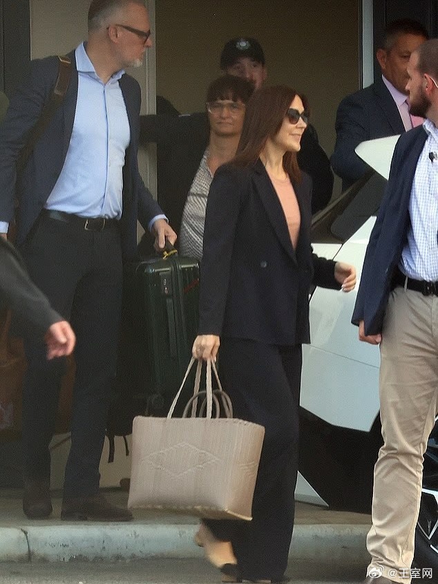 丹麦王室 🇩🇰🇦🇺3月13日下午，弗雷德里克国王和玛丽王后抵达澳大利亚珀