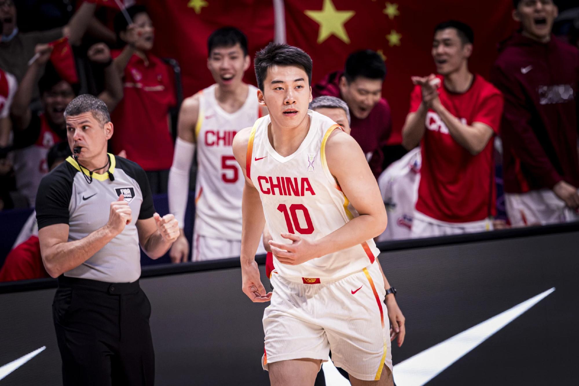 中国男篮vs韩国男篮王俊杰还是太全面了 王俊杰第二节已经拿下7分，关键三分真不手