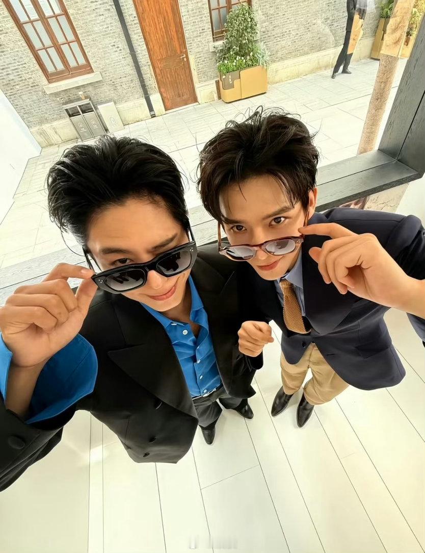 老王哥和阿泽同框也太养眼了吧！眼睛直接被治愈啦🥰 