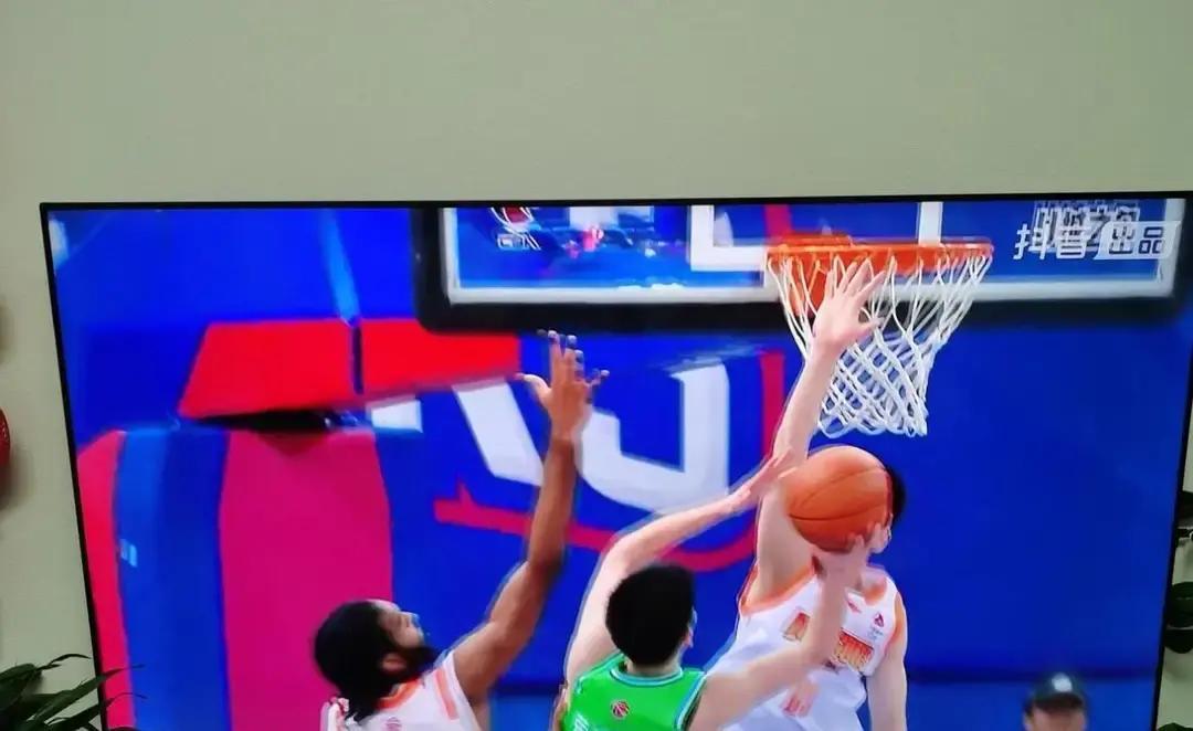 别再叫他“新秀”了。
 
江苏肯帝亚这个22岁后卫，正在重新定义CBA第一年。场