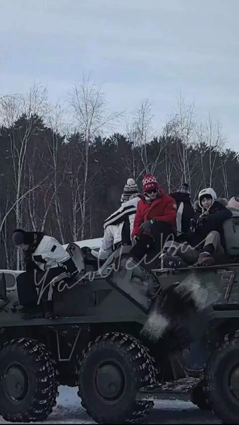 时代少年团坐上坦克了时代少年团俄罗斯录制团综路透 时代少年团坐上坦克了！ 