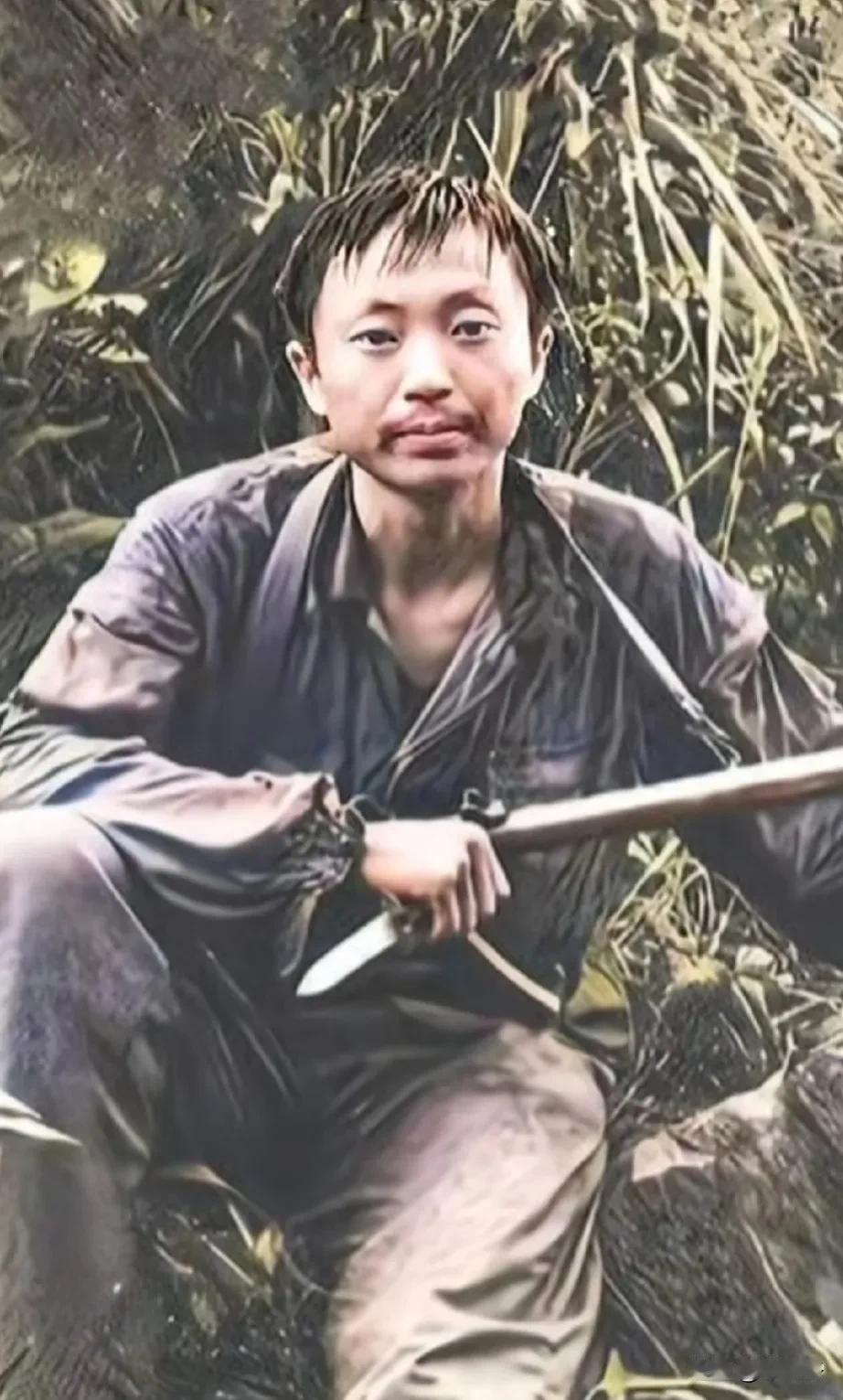 第十五侦察大队侦察连长邵军青1988年老山前线留影，湿漉漉的头发，脖子上挂着枪，