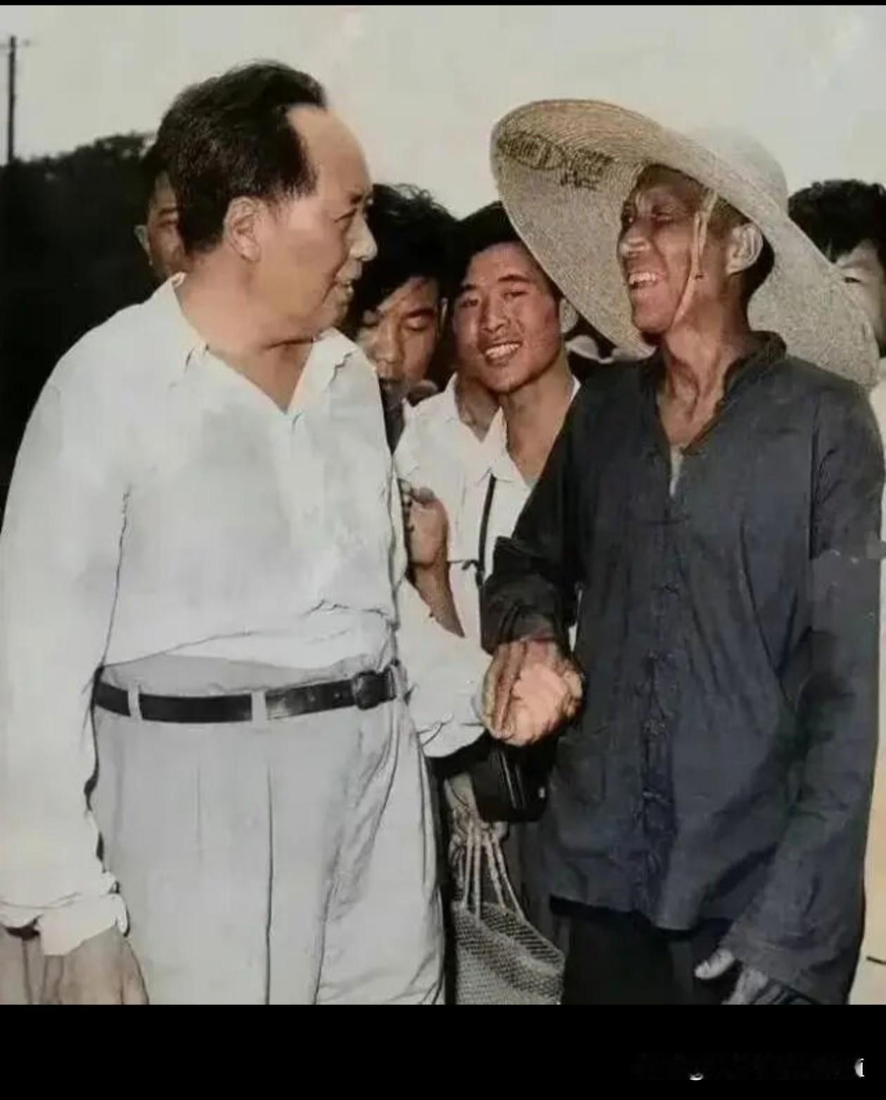 带你第一时间走进伟人的诗词之——
《七律·答友人》
七律·答友人
九嶷山上白云飞