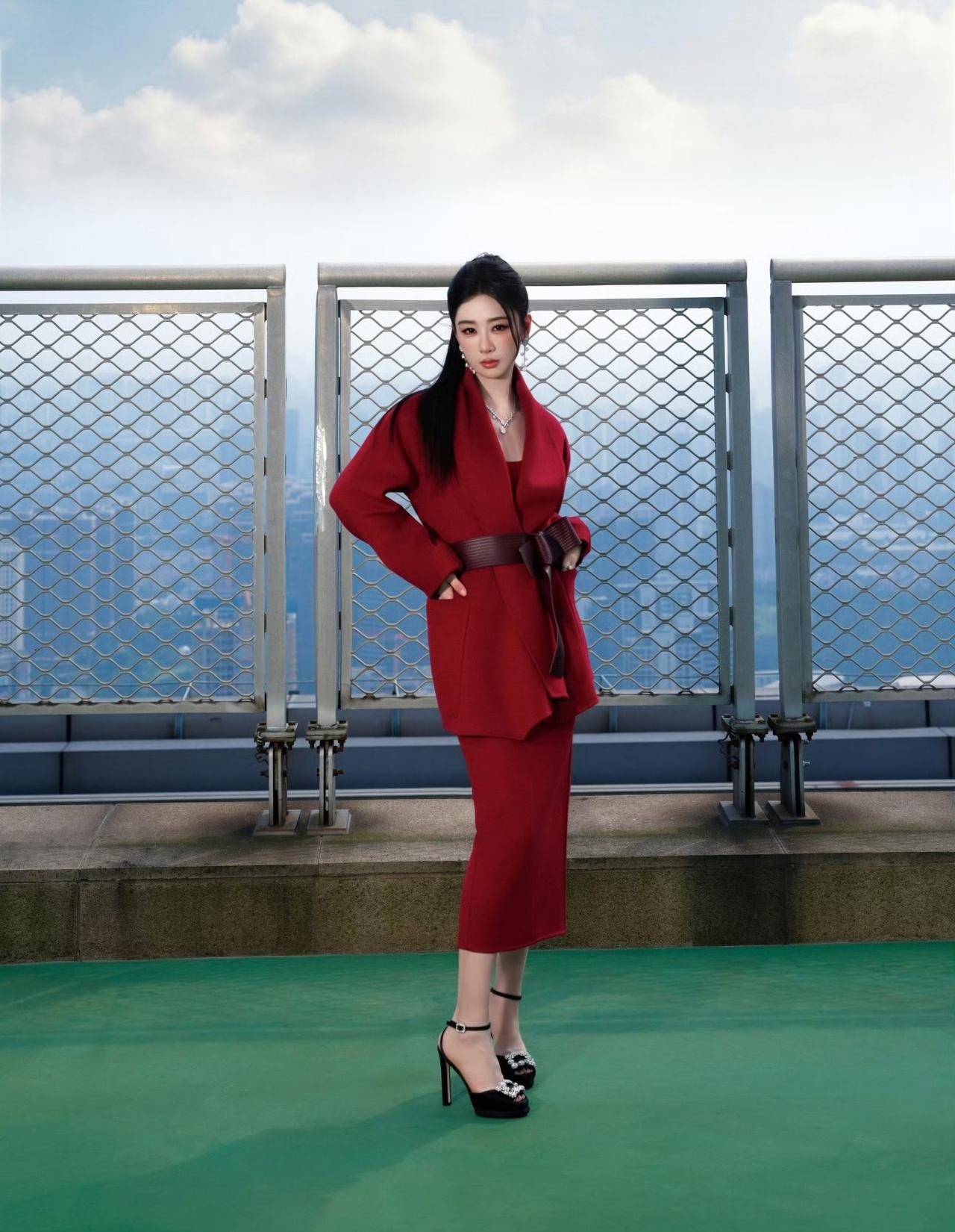 杨紫近照
一身红色穿搭
惊艳又火辣辣的
出场就是主角
让人视线无法移动

看
光