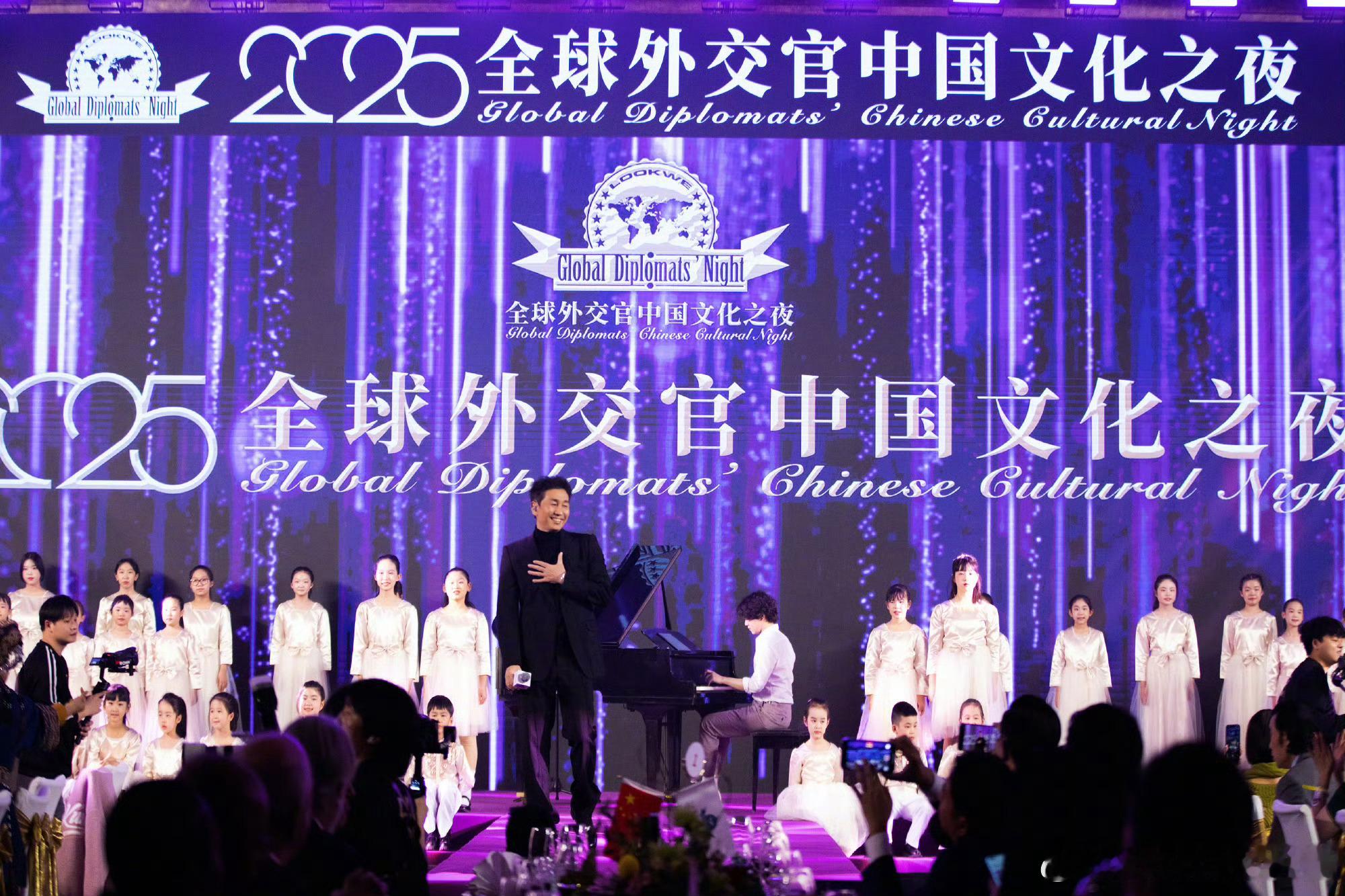 短国三人拿了全球外交官🇨🇳文化之夜的大使北马其顿友好大使王道铁中波友好大使李