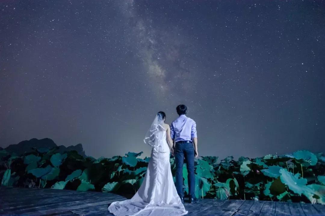 今天七夕节，撒狗粮啰！
我和老公都是摄影爱好者，结婚前我们有个浪漫约定：每年拍一