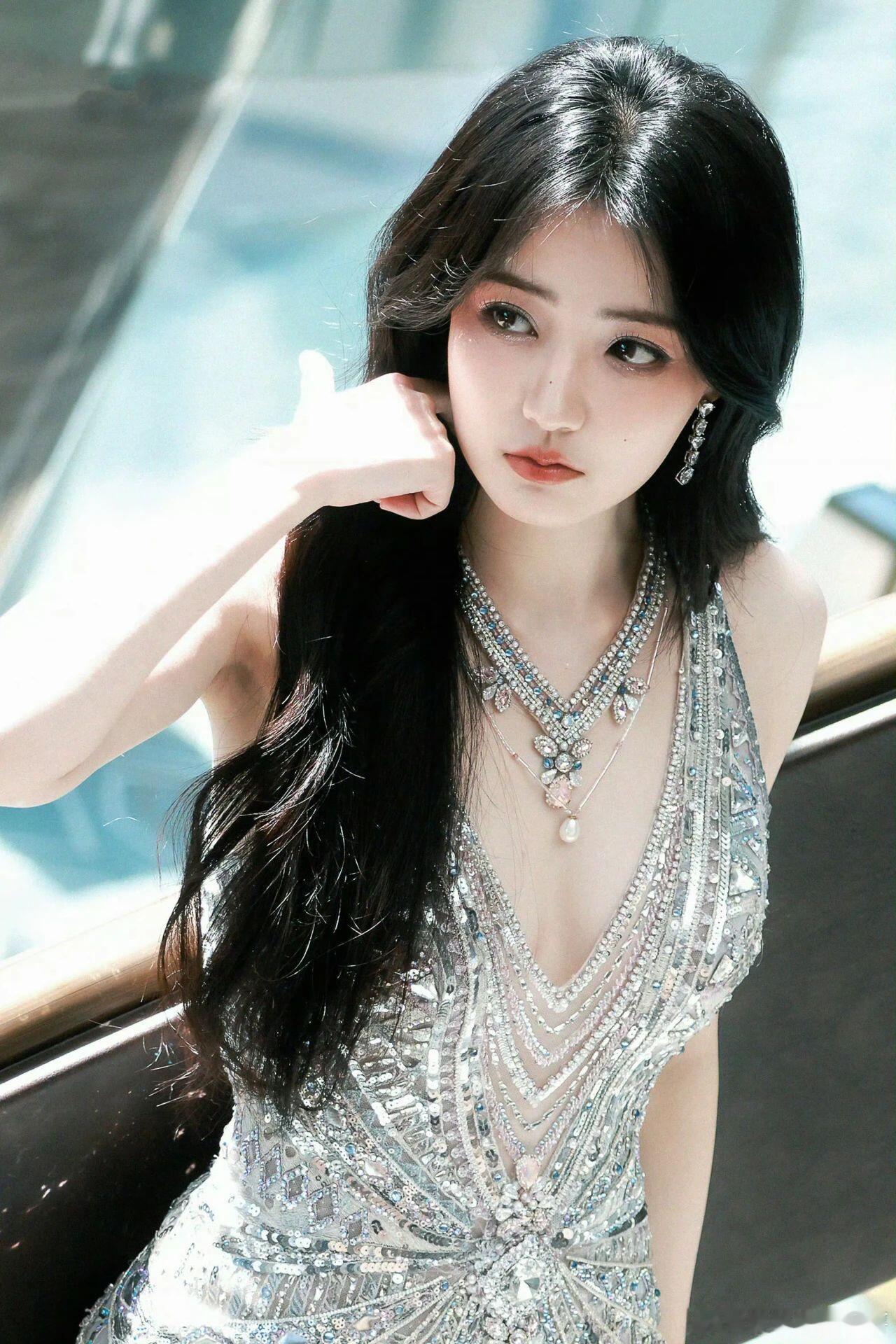 #徐璐[超话]##徐璐晚上不吃麻辣烫会得心病#徐璐明明很瘦，身材却很有料，饱满浑