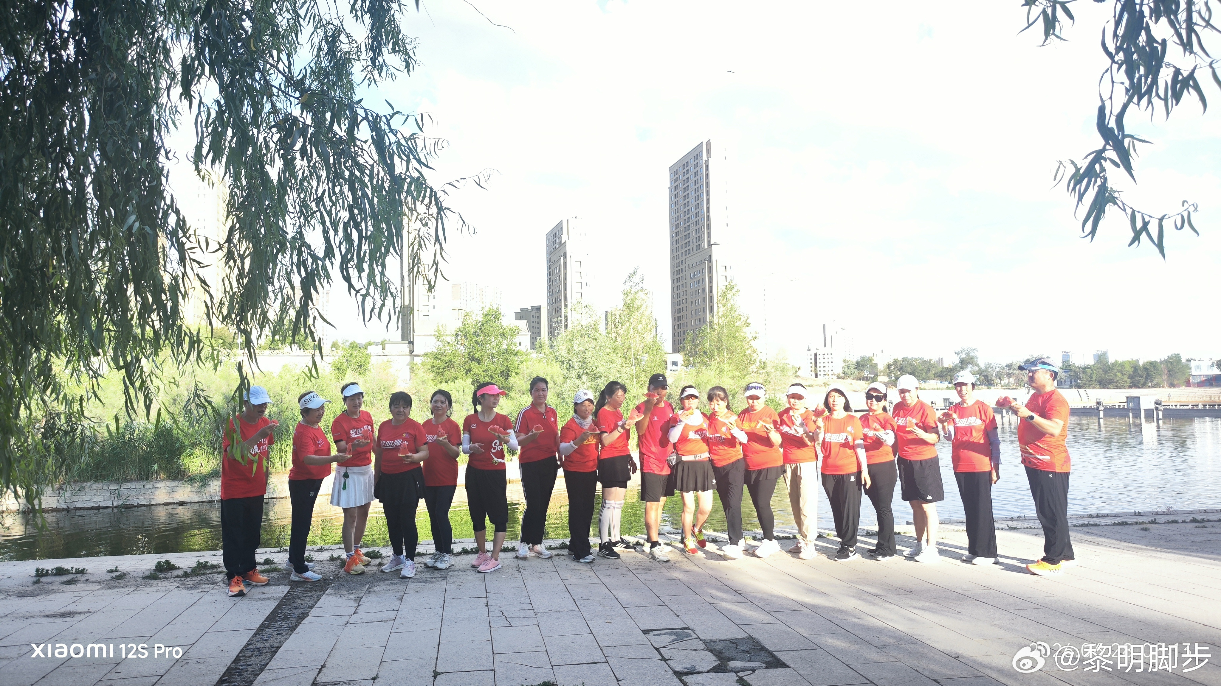 乌鲁木齐市黎明脚步今日晨跑分享：一群人，一条路，迎着晨光并肩奔跑。我们用脚步记录