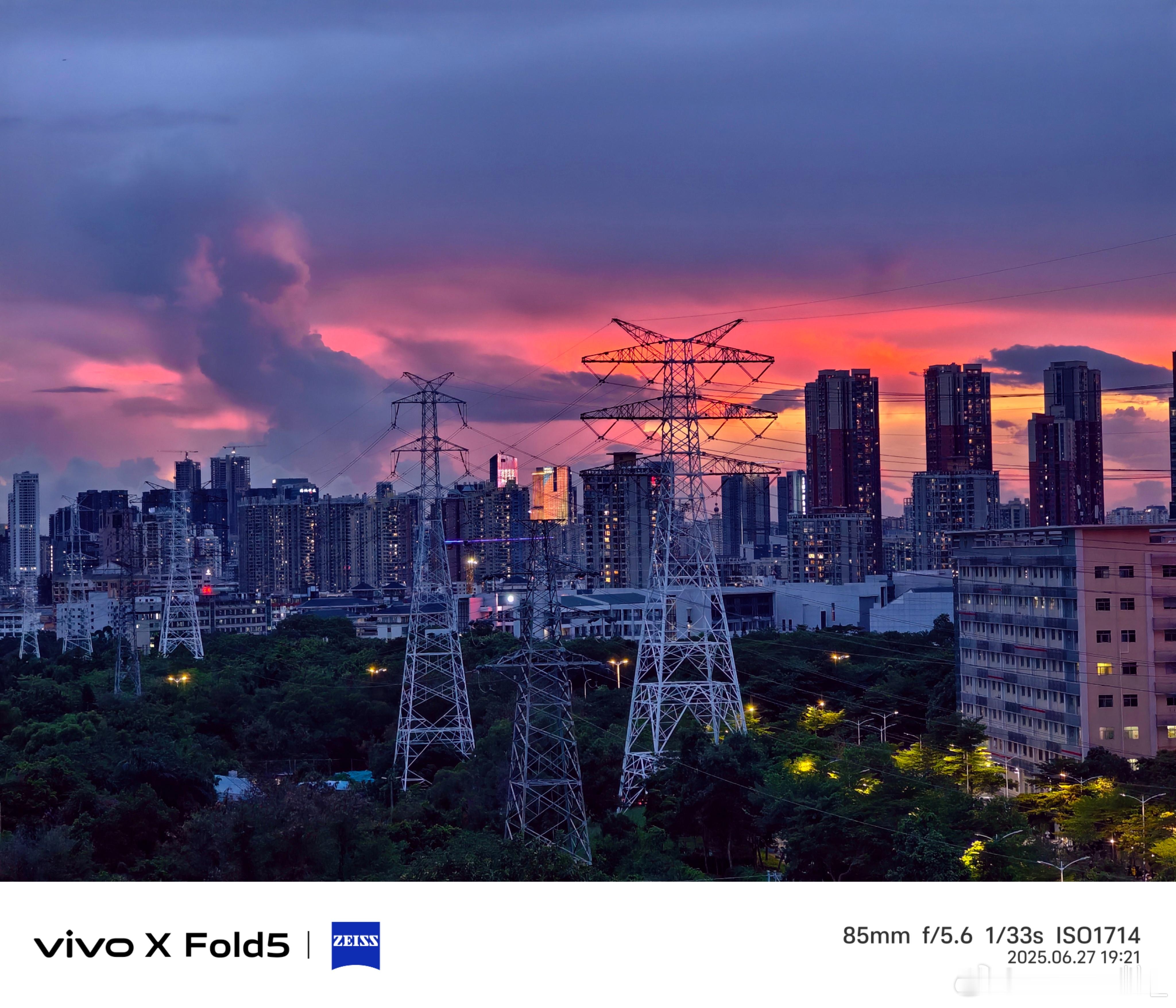 vivo[超话]  深圳除了牛马，还有绝美的火烧云深圳火烧云 重点是周五下班路上