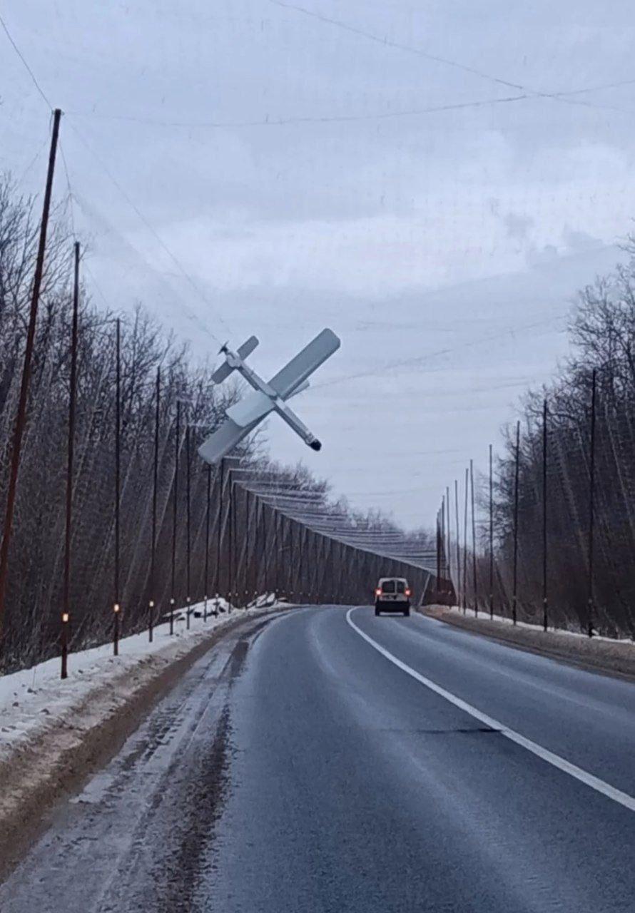 反无人机网确实有效。图中所示，一架俄罗斯“扎拉”攻击无人机在前线附近被乌克兰补给