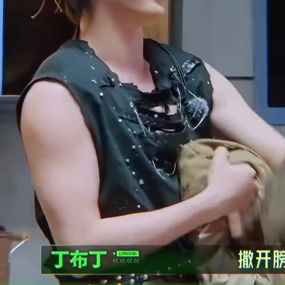 妈呀丁程鑫这个手臂一拳能抡死我