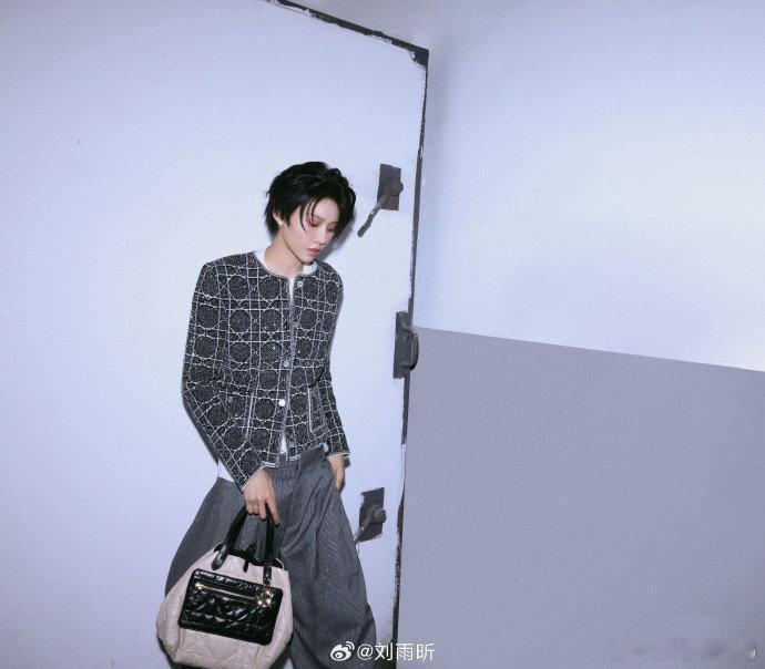 宁静叫刘雨昕美女 刘雨昕舞蹈新风暴录制上班 一档集结实力嘉宾的舞蹈综艺，宁静负责