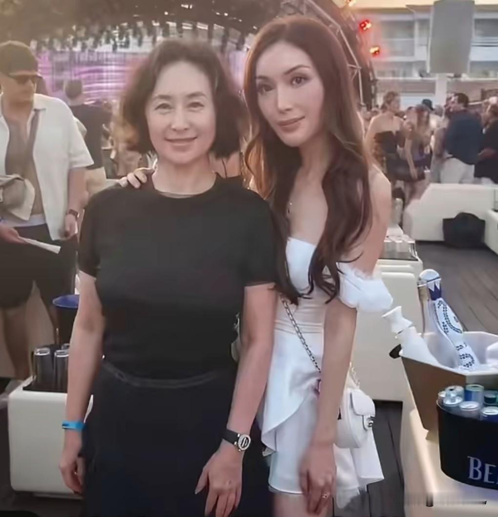 何超琼63岁状态


何超琼和外甥女现身国外音乐节，何超琼63岁了，一身黑色打扮