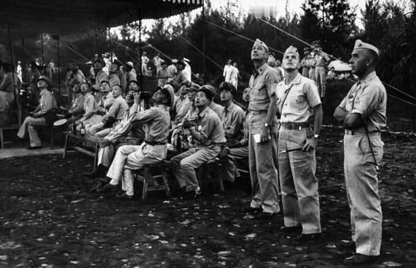 1949年秋，据报道，一个女人把3个月大的儿子交给邻居，转身跟着丈夫登上了去台湾