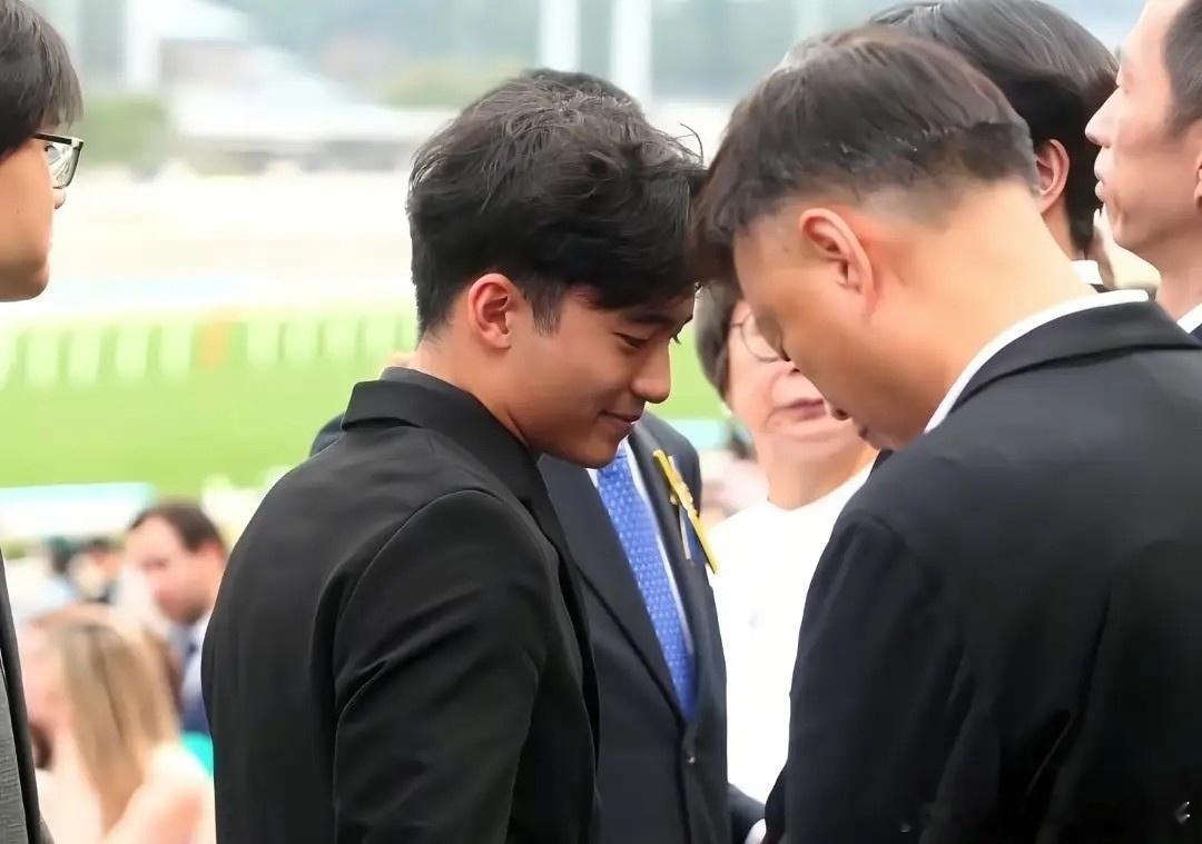 谢霆锋大儿子穿西装现身马场谢霆锋大儿子穿西装观看赛马 谢霆锋大儿子穿西装现身马场