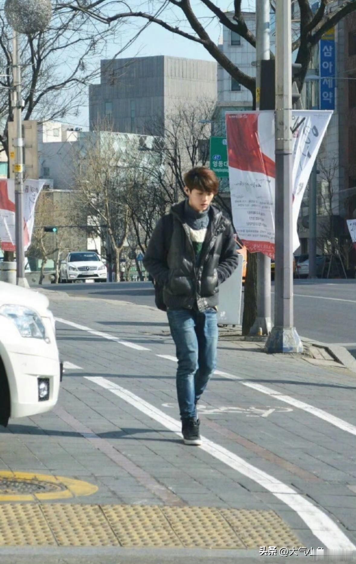 鹿晗早期真的很帅，而且很漂亮啊，五官真的好好看，就是纯纯的美貌暴击啊！
他这颜值