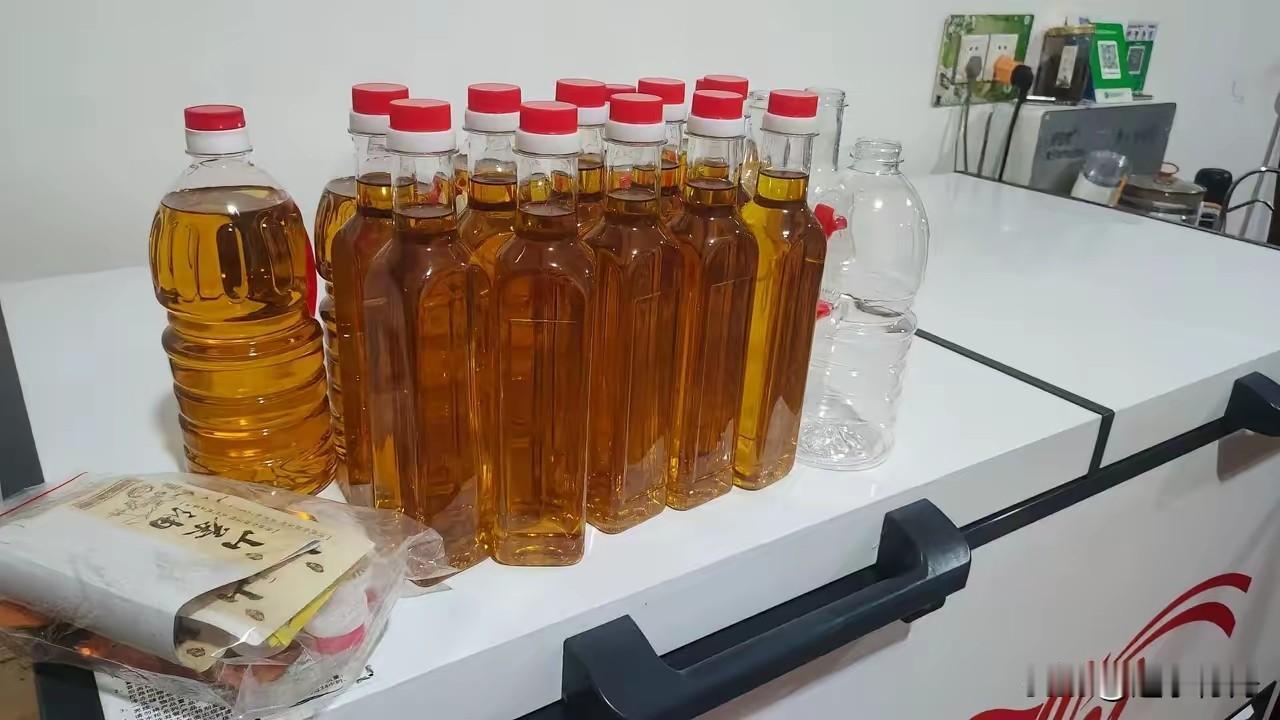 姨夫寄过来100斤山茶花油，我给他转了10000块没收，是不是嫌转的太少了？本来