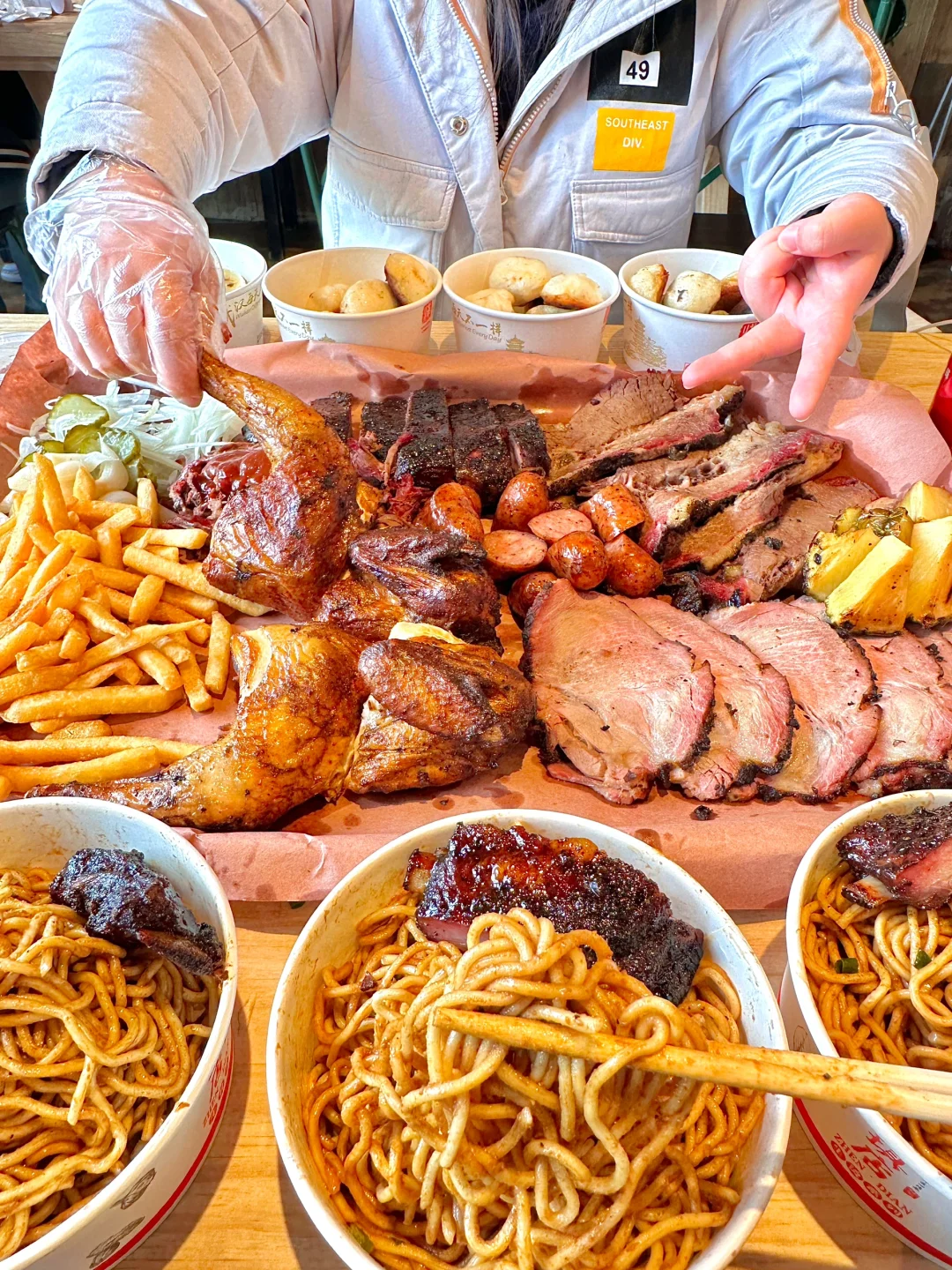 谁教你们这么吃的！热干面配美式烤肉。。。