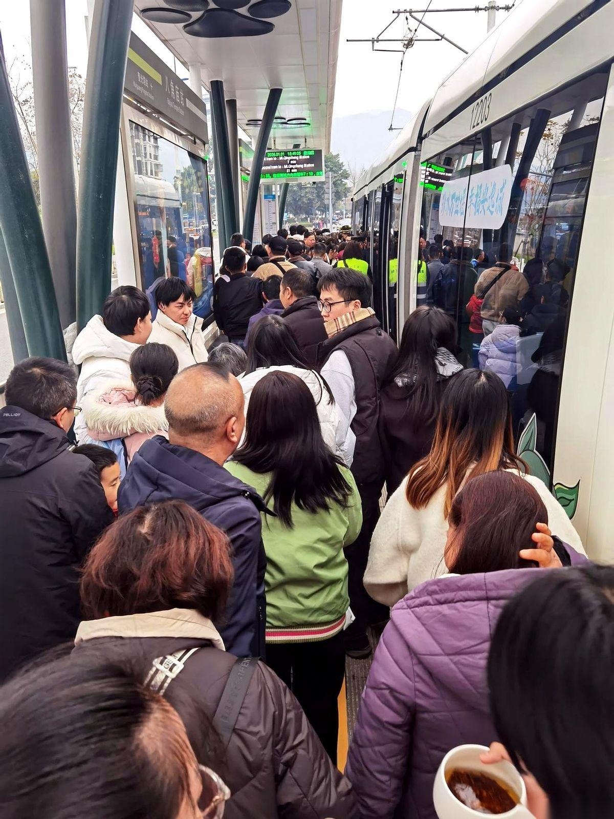 谁能想到啊，你坐个电车，迎面走过来一个穿着汉服的小哥哥小姐姐，冲你一笑。
旁边还