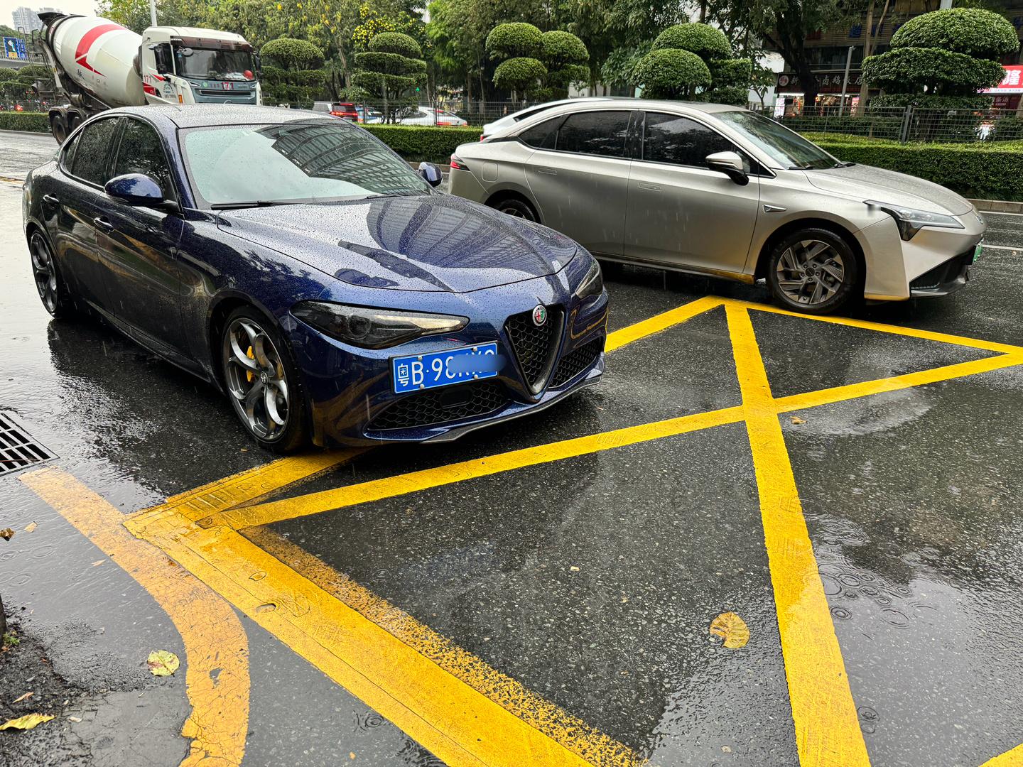 #拜登将宣布对中国电动汽车加征关税# 曾经我们加价才能买老外的歪牌车。现在也要让