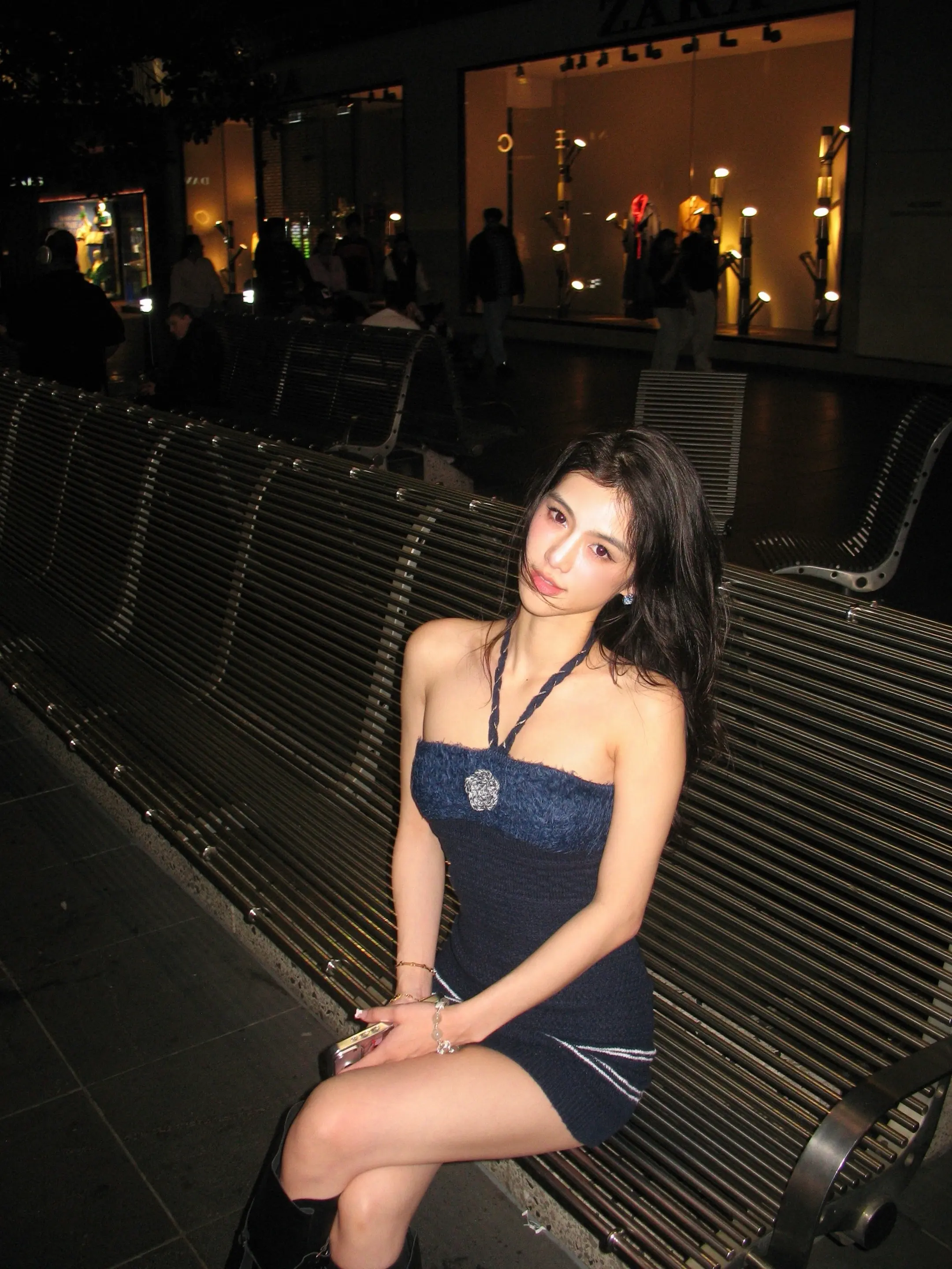 比巴掌先来的是她的香气。