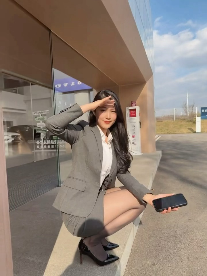 等待客户的美女汽车销售 