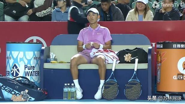 ATP250香港首轮
商骏程和黄泽林的德比战，
首盘双方抢七，在3-3后，
商骏