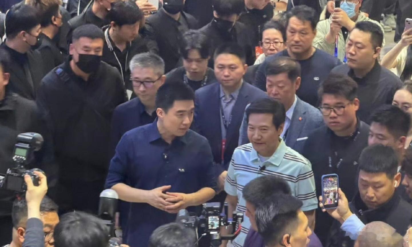 雷军特意去理想展台看全新L9，真的好感满满～现在国产新能源车企的氛围也太包容友好