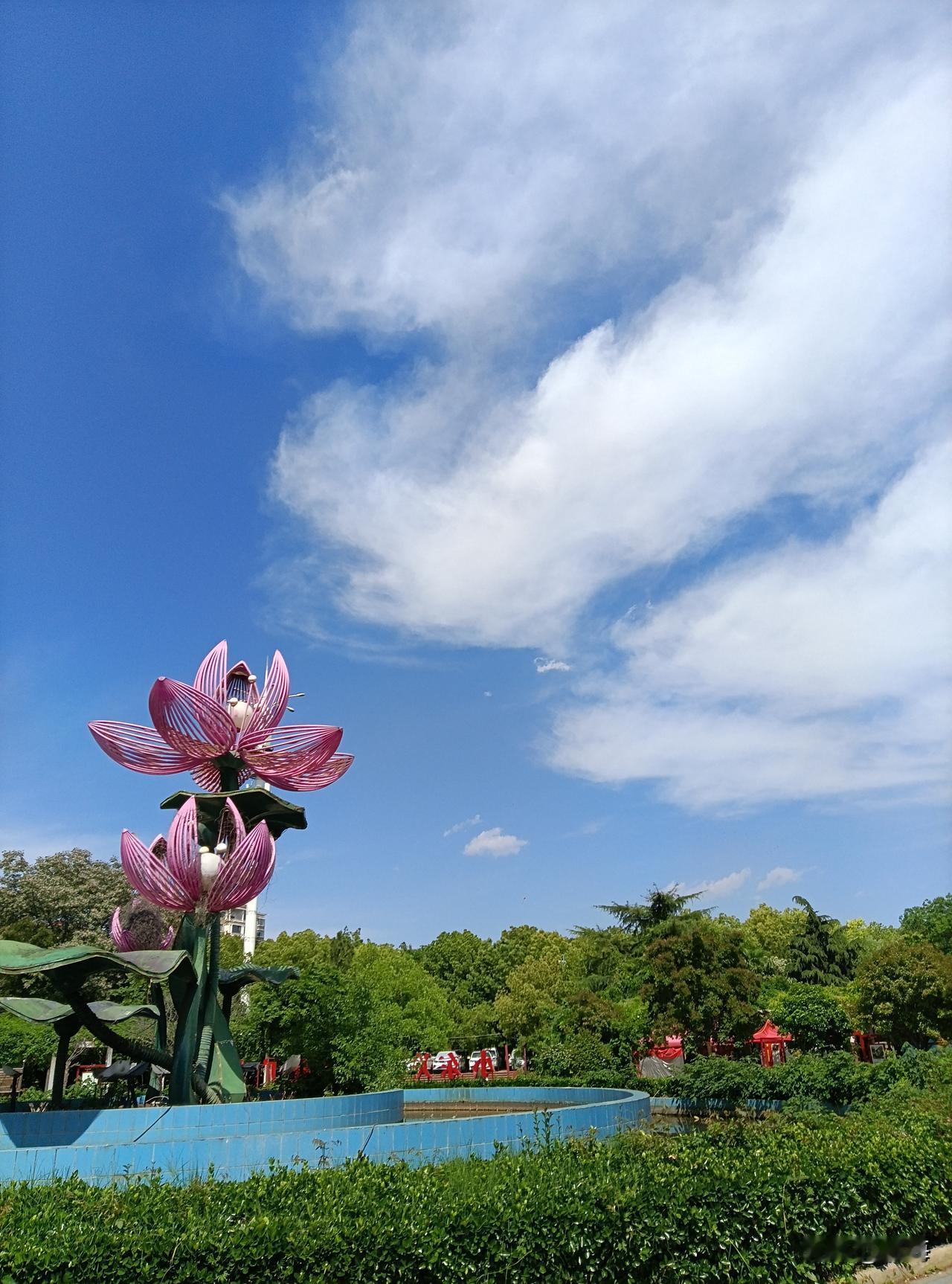 蓝蓝的天上白云飘