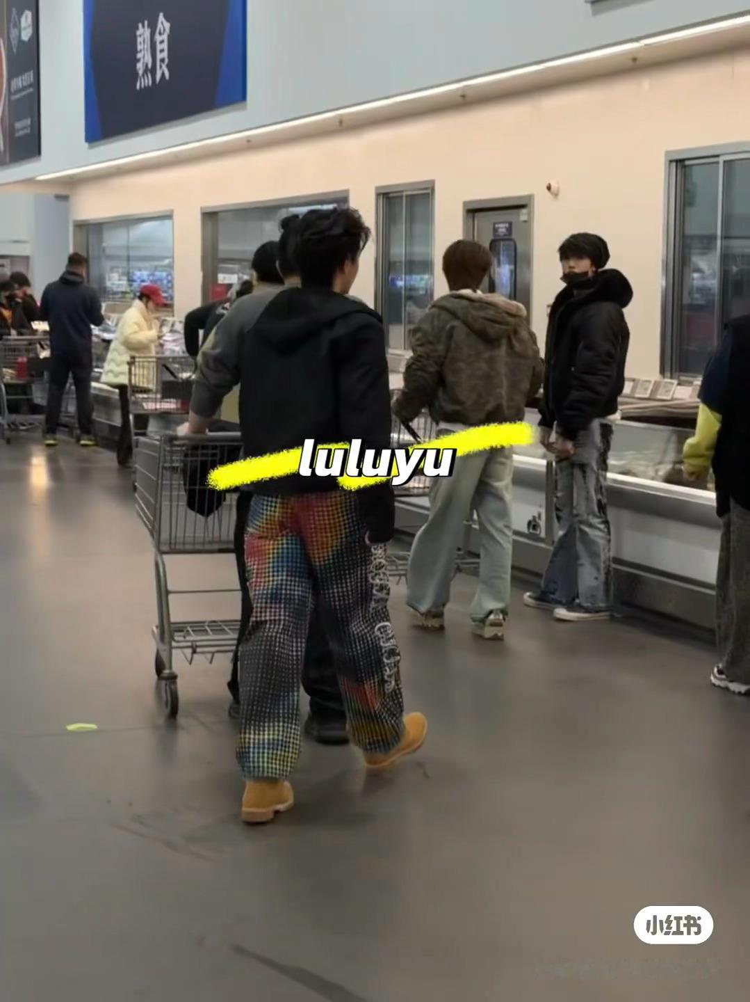 网友偶遇朱志鑫张泽禹张极逛山姆网友偶遇朱志鑫 张泽禹 张极 逛山姆好家伙今天哥几