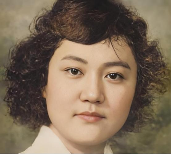 1942年，军统女特工王宝云被绑在老虎凳上，已经加到第三块砖，她疼得大汗淋漓。
