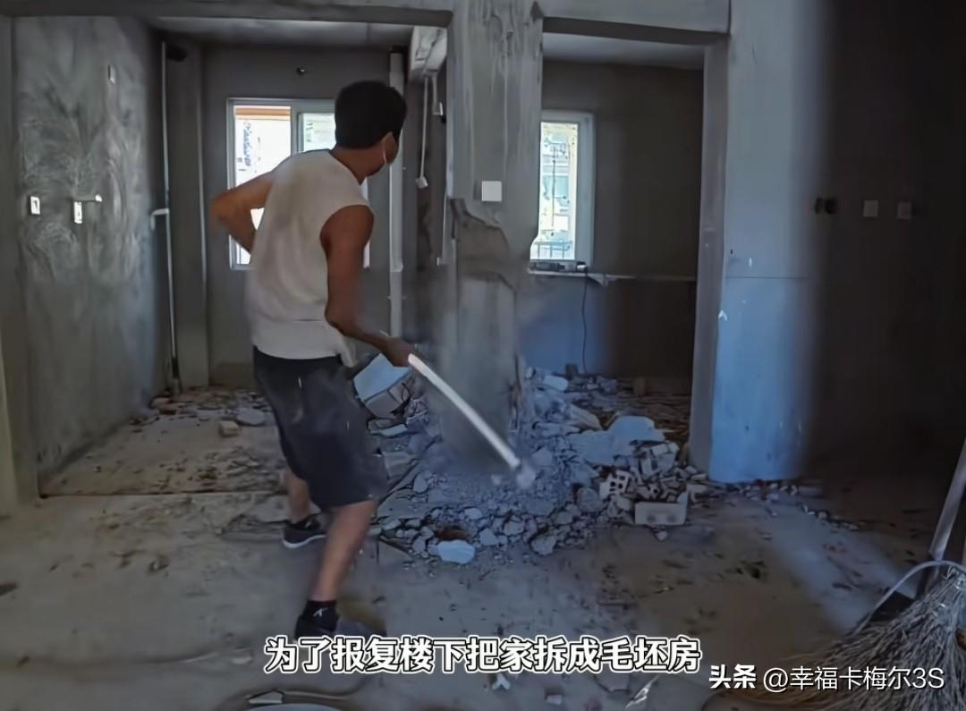 被楼下大姨持续纠缠骚扰，小伙花6000雇施工队，在家“磨洋工”报复
 
小伙，平