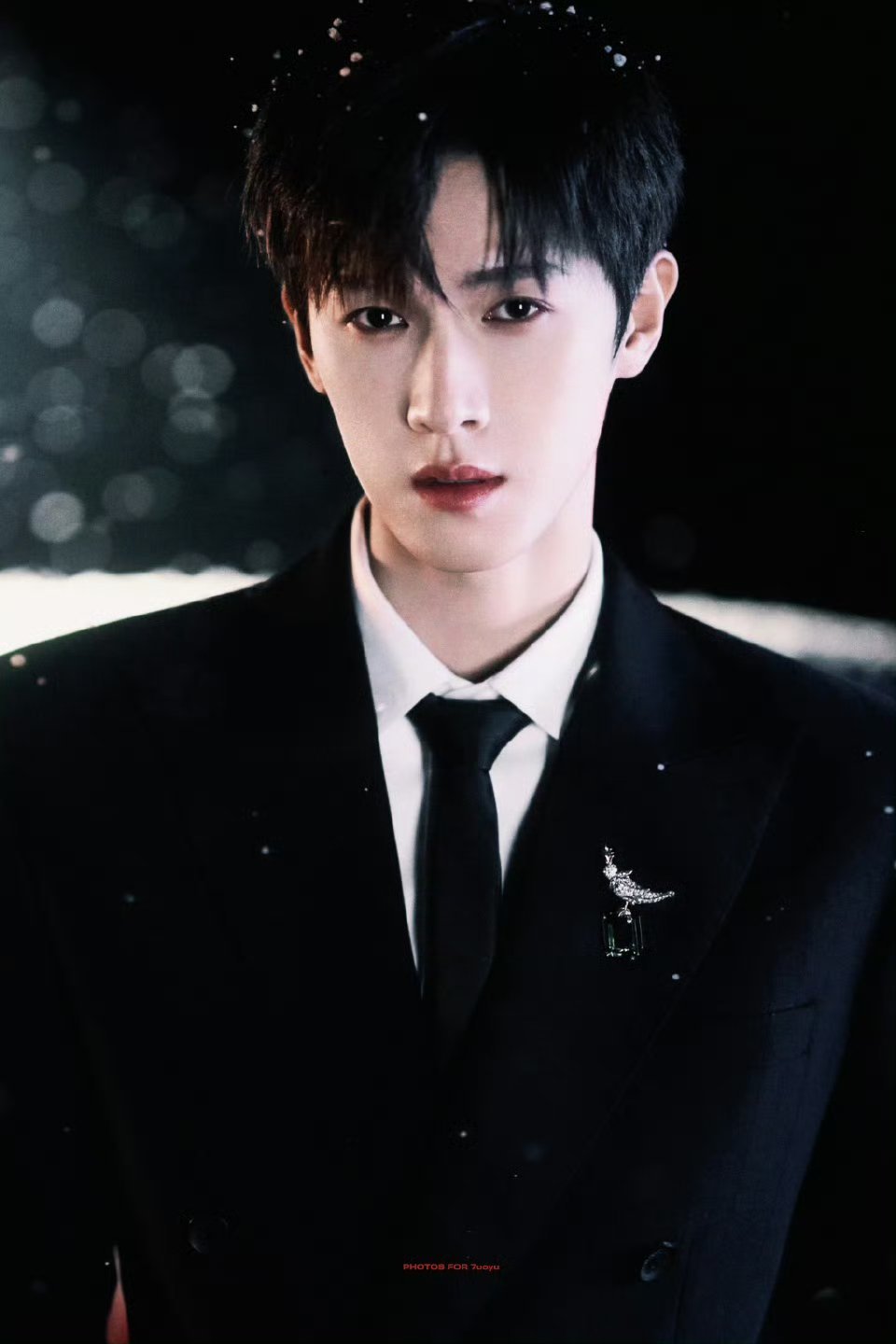 李昀锐两次红毯李昀锐单人红毯这个西装真的帅鼠惹🥵 