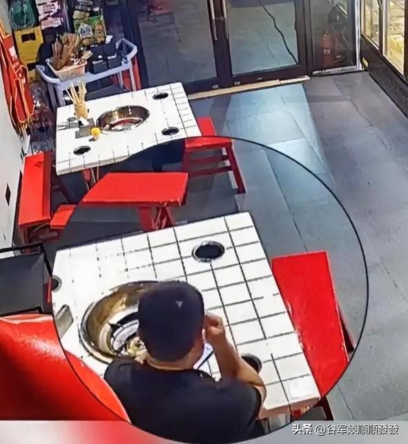晚上快11点了，老公还没有回来，女子就打开自家店内监控，想看看他在干嘛，但是一看