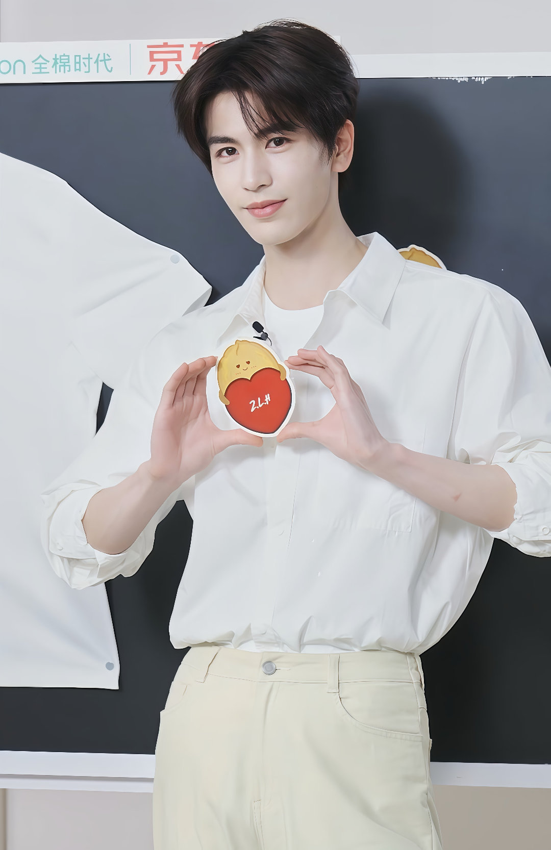 张凌赫直播今晚的张凌赫直接梦回何苏叶了好吗！！状态巨好