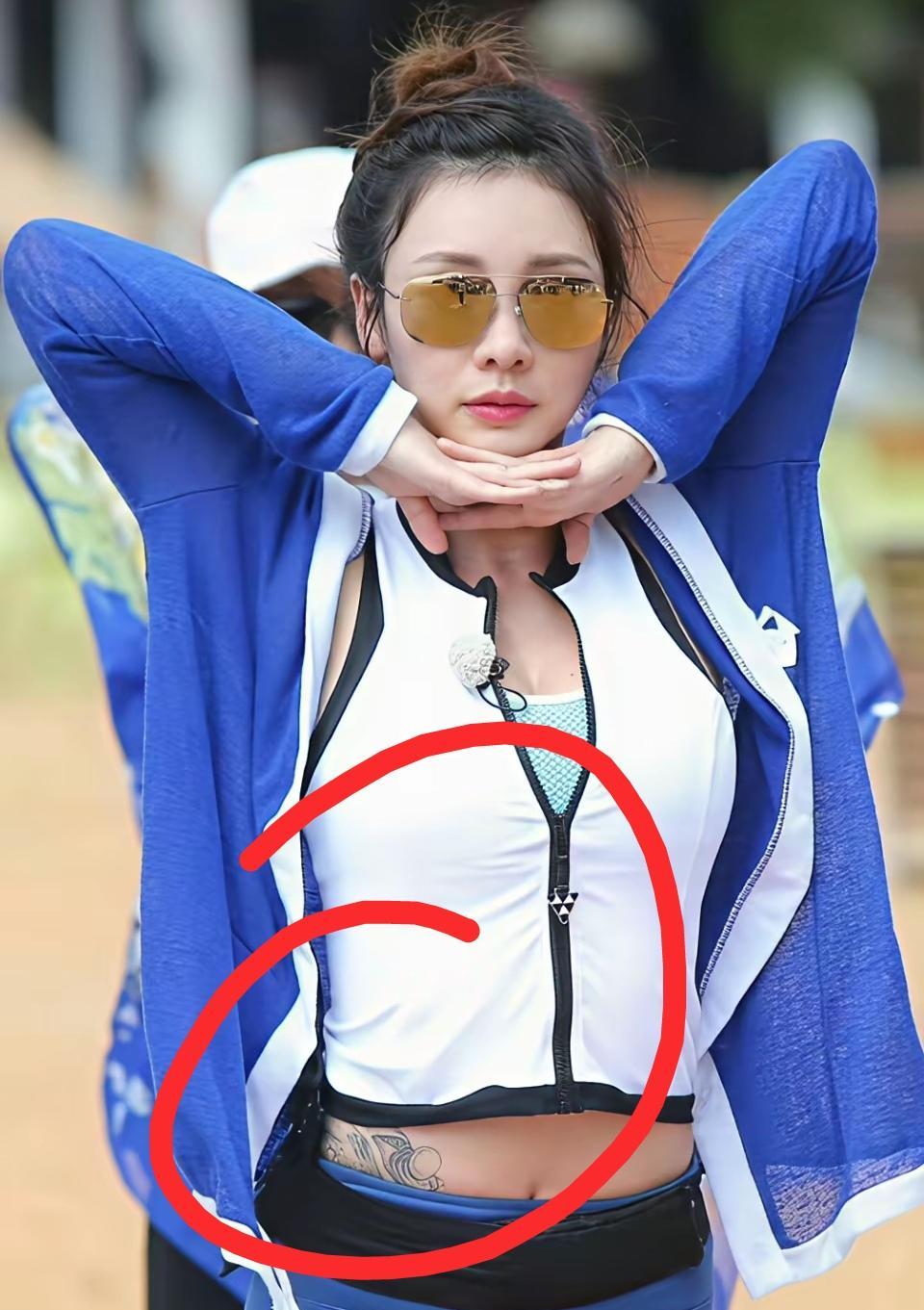 柳岩把婚戒焊进事业线：42岁，0绯闻，腰上藤蔓爬满票房。
那道纹身不是装饰，是手