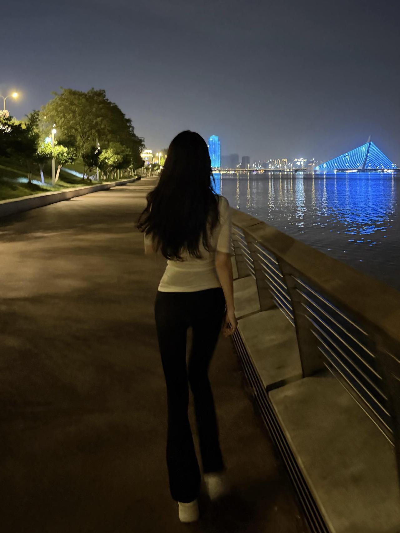 她是妈妈，
也是女儿，
更是她自己，

早上六点睁眼，先给孩子做早饭，再给老妈打