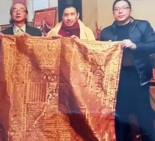 2005年，一件旧袈裟在北京拍卖，却无人问津，一男子觉得蹊跷，花9万买下。回家后