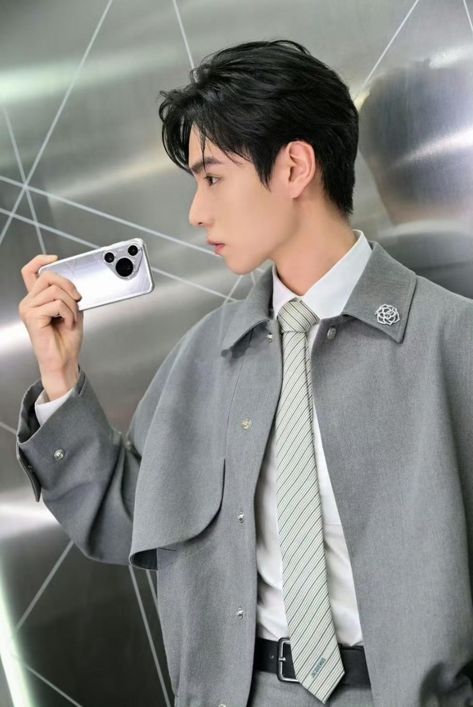 #胡一天活动# 胡一天这身穿搭风格清新又帅气，还那么有才华，唱歌跳舞样样精通，随