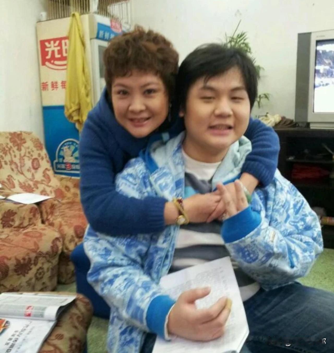 苏妙婵年轻的时候长得还可以，现在越老越苦相了。

长年累月只饰演一个角色，我觉得