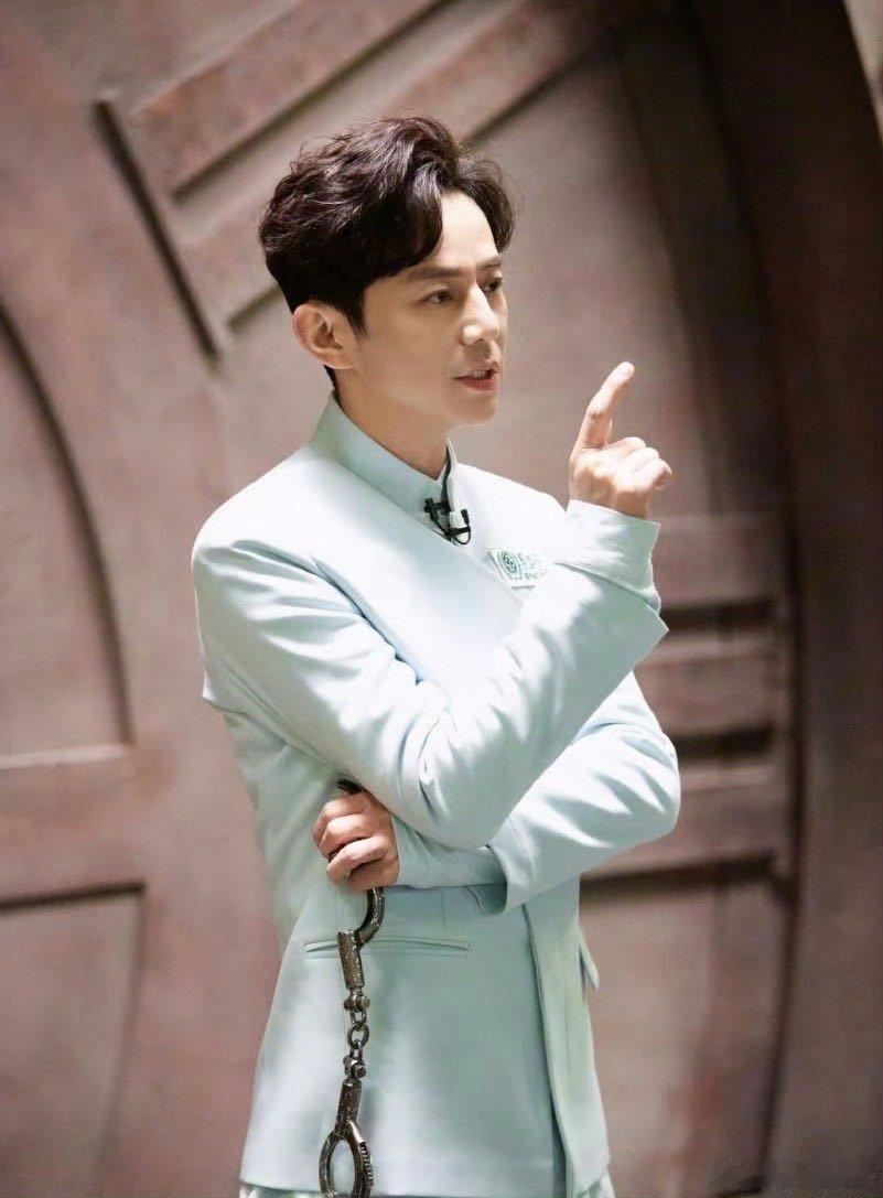 何老师这一幕好像小王子大侦探 喧嚣褪去，歌声清澈。何老师站在光里，像小王子守护着