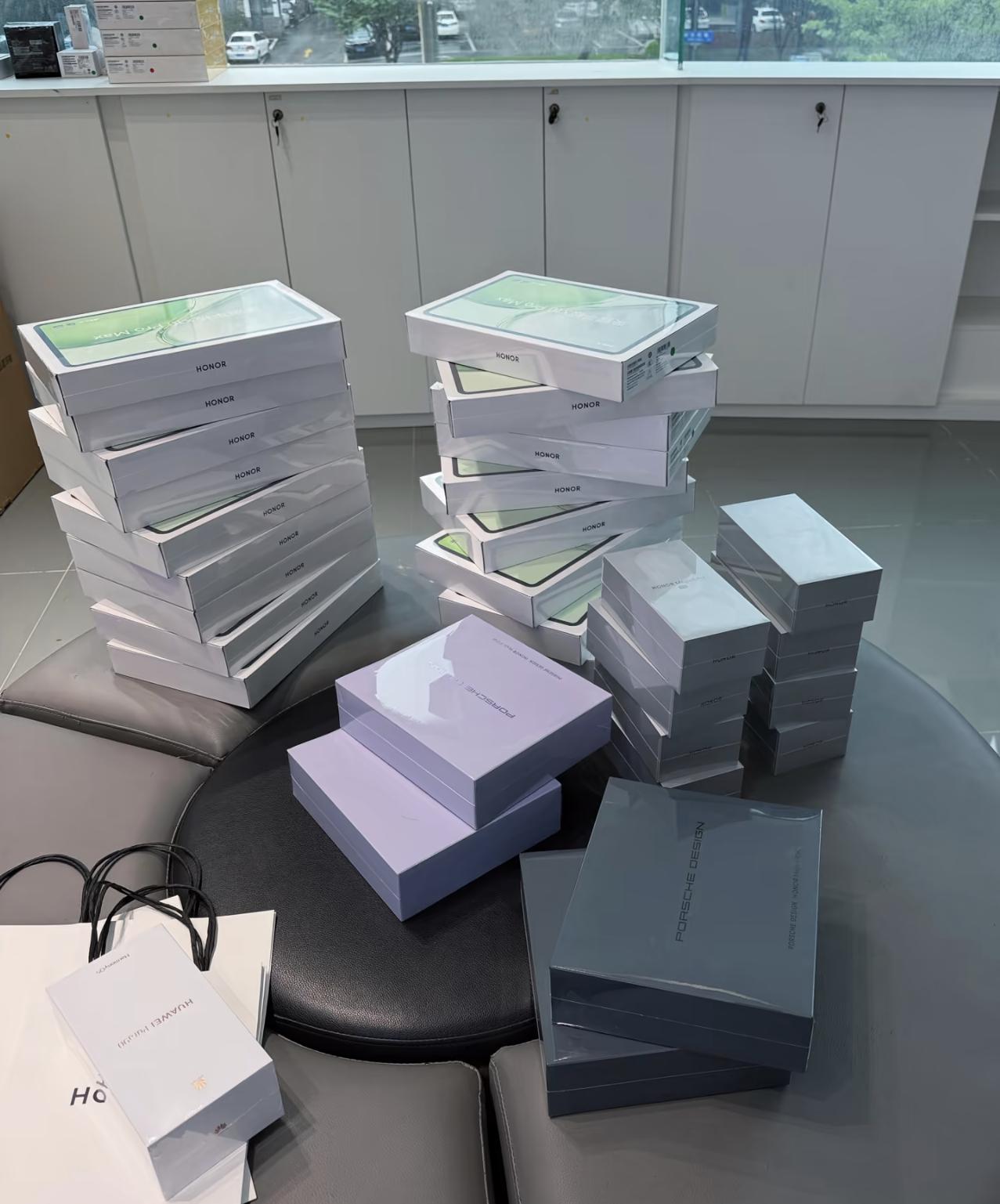 你的公司中秋节发什么礼品？

网上有人晒单某公司中秋节礼品清单，包括荣耀Magi