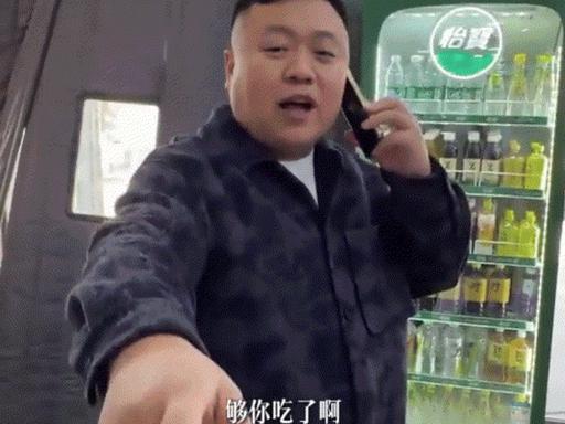 万万没有想到，河南，一小伙因饭卡里没钱了，便让爸爸来学校给他充饭卡，可见爸爸充好