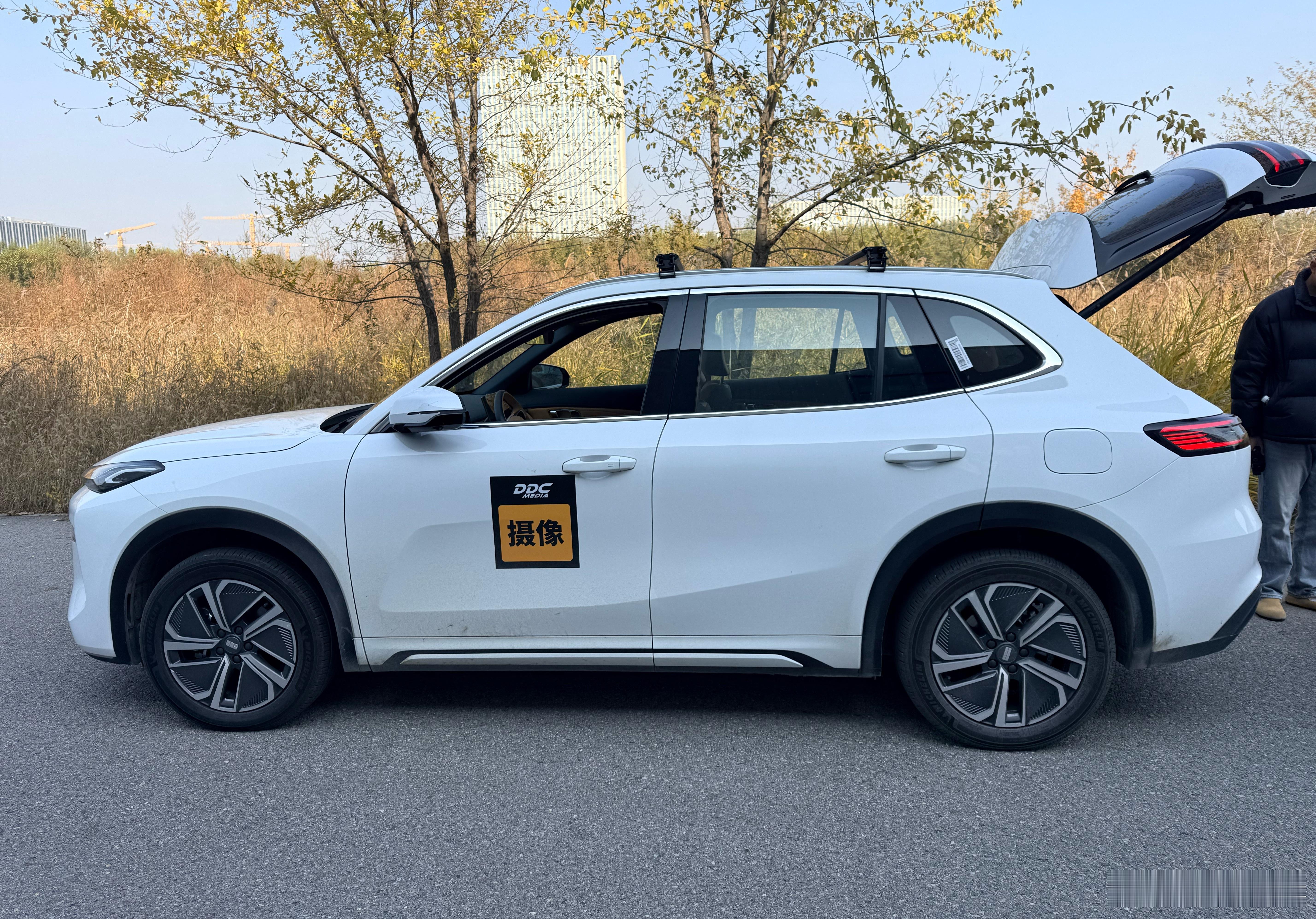 我们这个工作车星舰7，基本就没充过电，纯纯当油车开（公司车充电麻烦），个两个月充