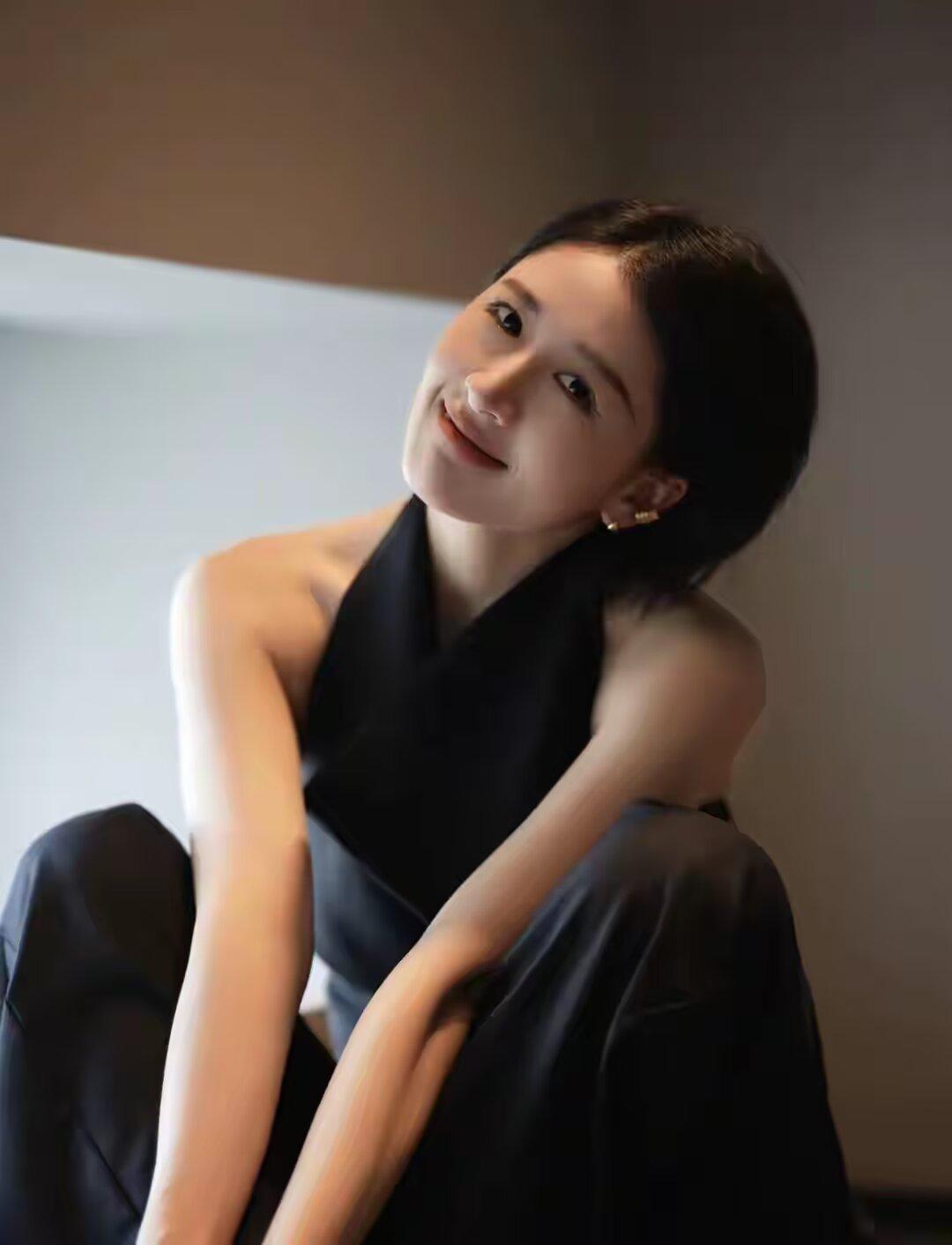 清醒的人不合群， 干净的人不扎堆， 独来独往的人值得深交。 平庸的人， 用热闹填