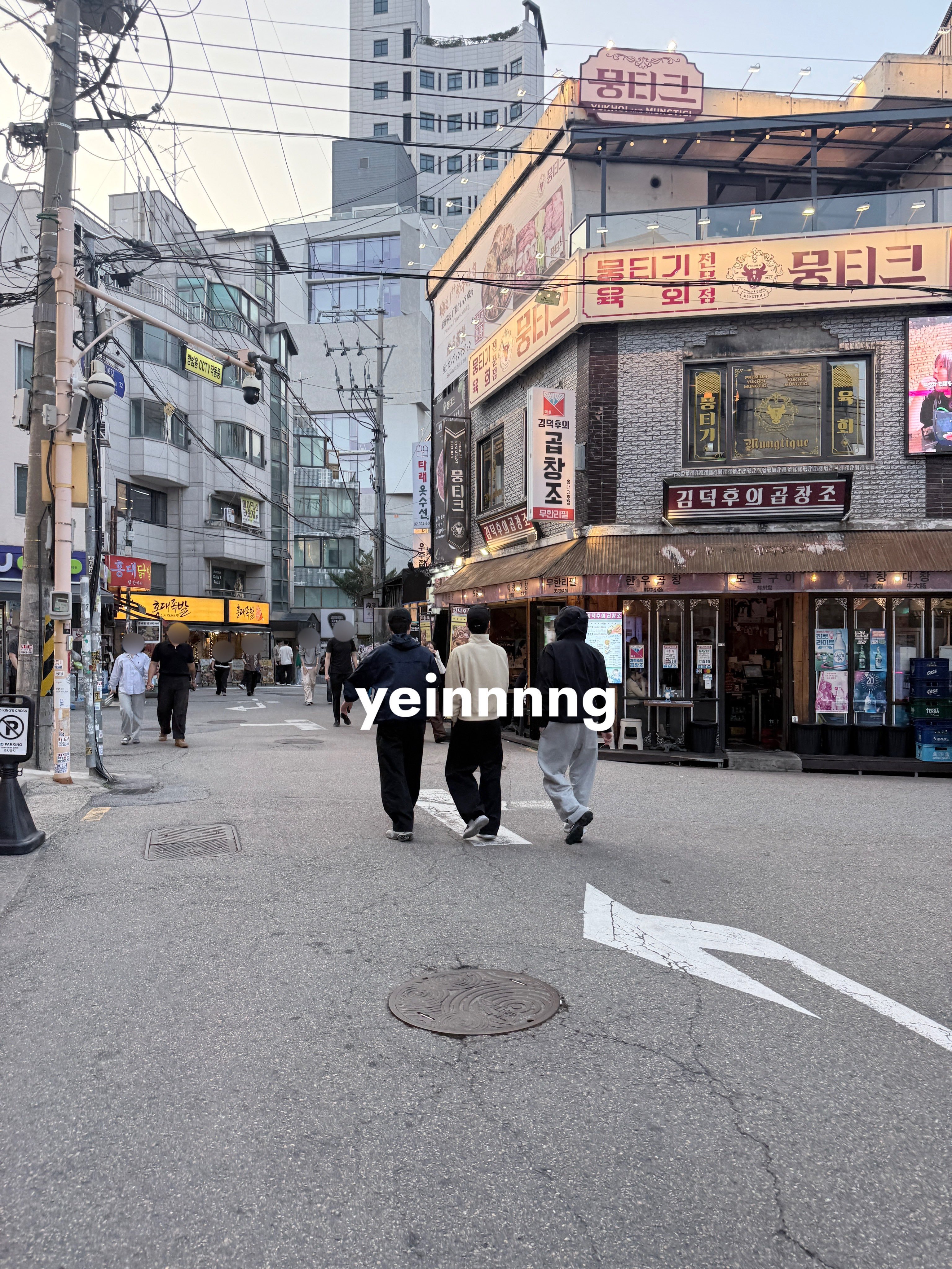 260927 弘大偶遇❄️🐱🐈‍⬛只是一个背影也好帅啊（应该是🐱DM提到的