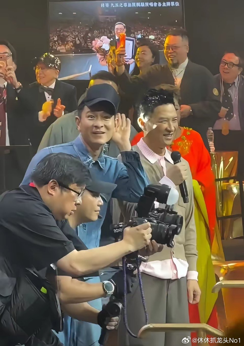天王刘德华这状态真是绝了！现身修哥演唱会的他，一身休闲打扮，松弛又亲切。虽然肉眼