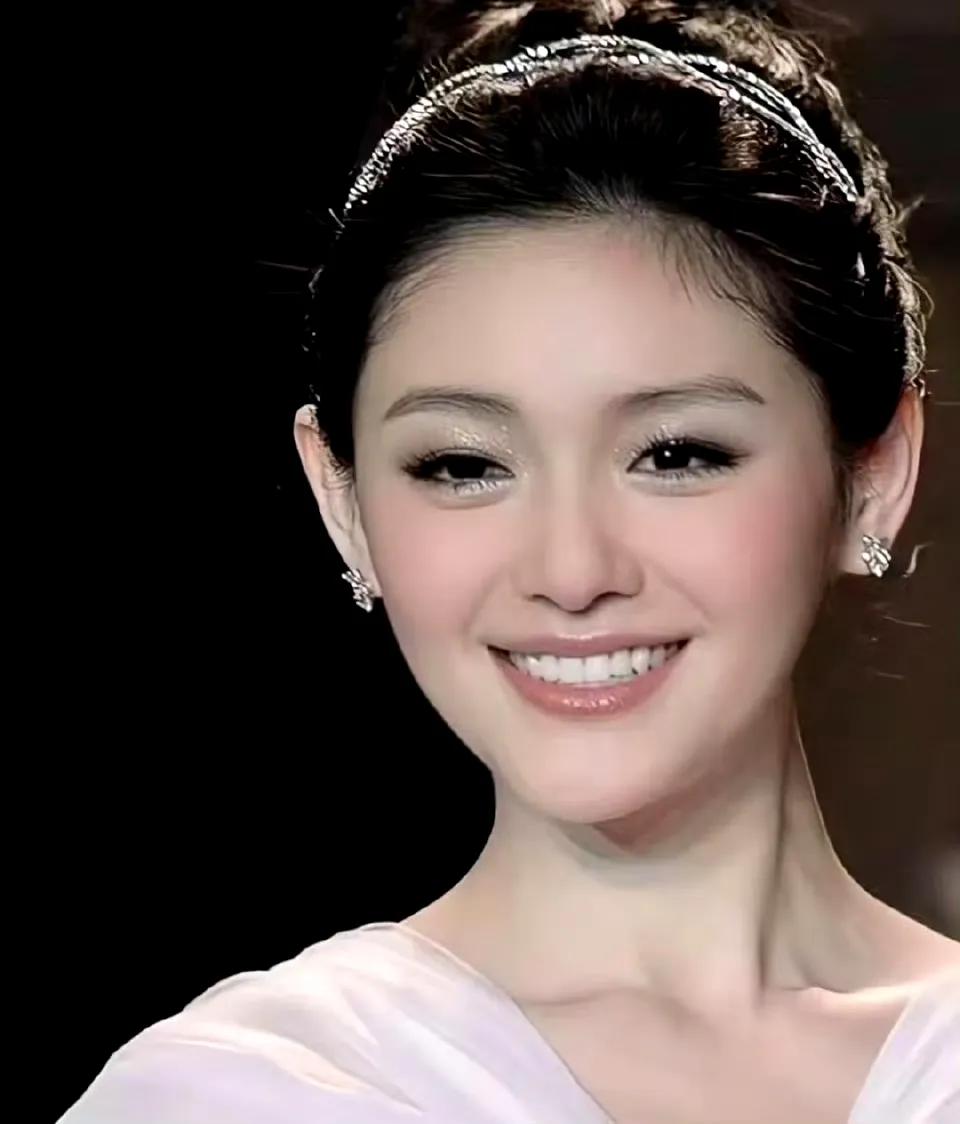 大s太想活成别人眼中完美的样子，从美容大王极端变美，到后来执念嫁所谓豪门。

再