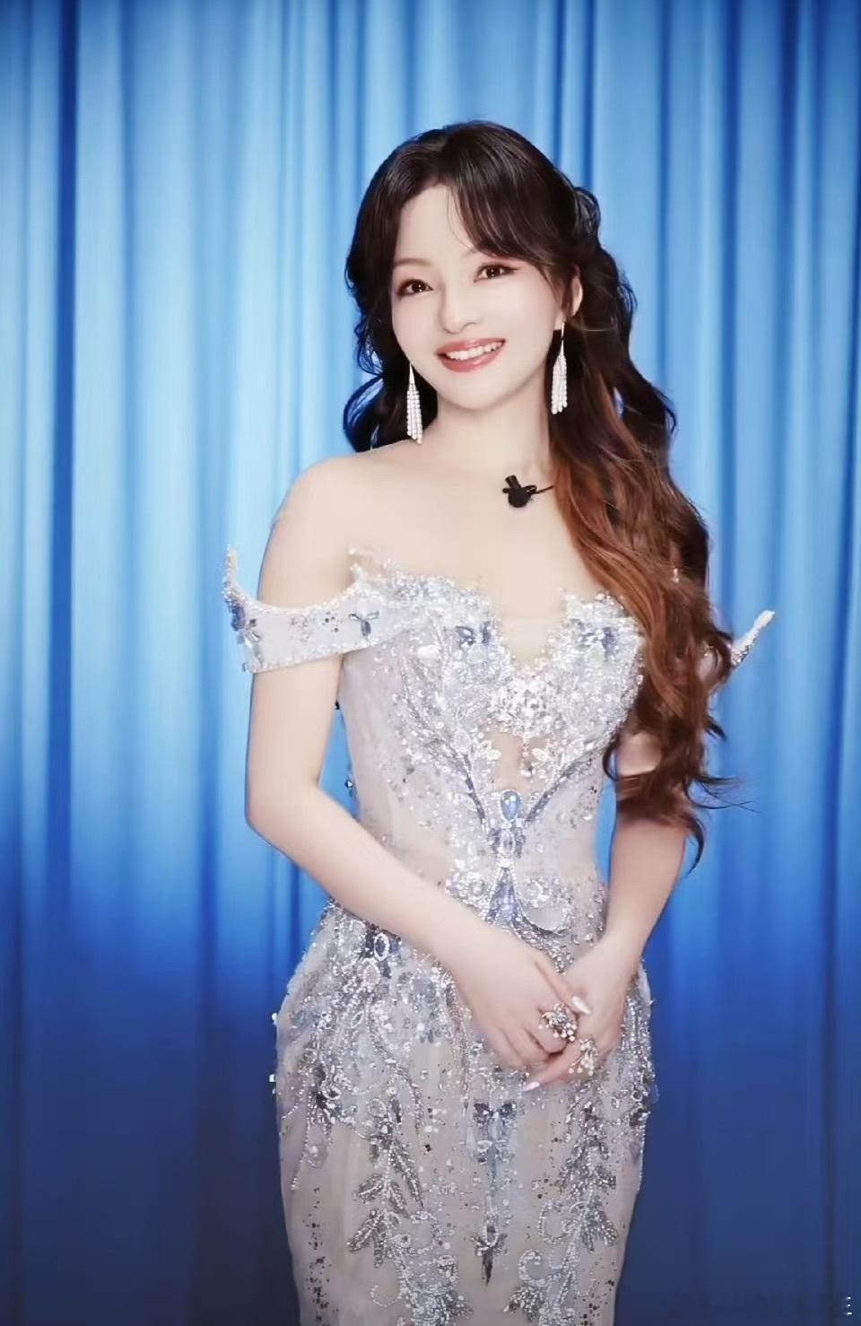 张韶涵也是裁员裁到大动脉了 srds，看repo说张韶涵在小破站跨年的造型很好看